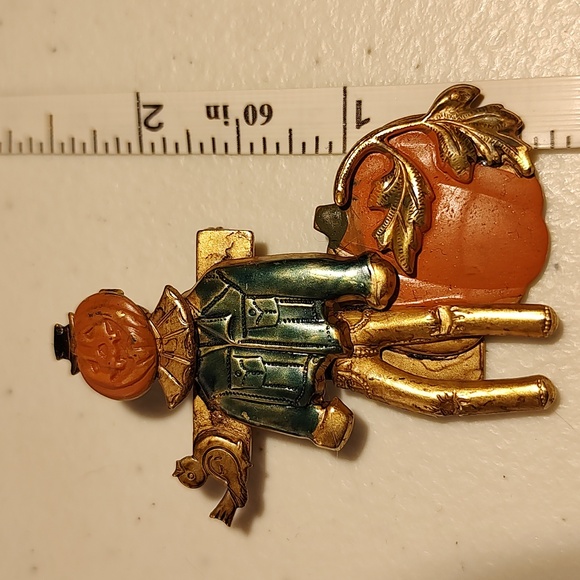 Vintage Scarecrow With Pumpkin Pin/Broach Handcrafted Scene W/Hand Painted Parts - Picture 4 of 8